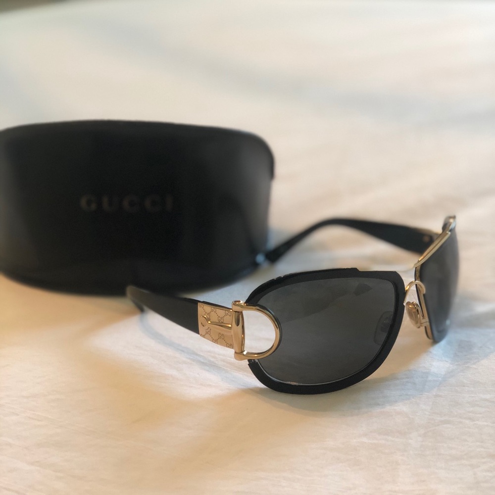Women’s Gucci sunglasses with case